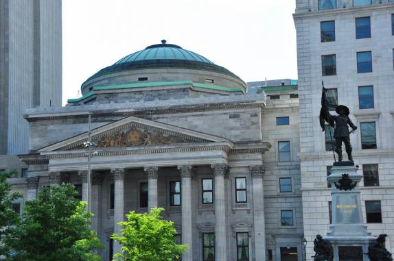 O centenário Bank of Montreal, na Place d'armes, em Montreal, no Canadá
